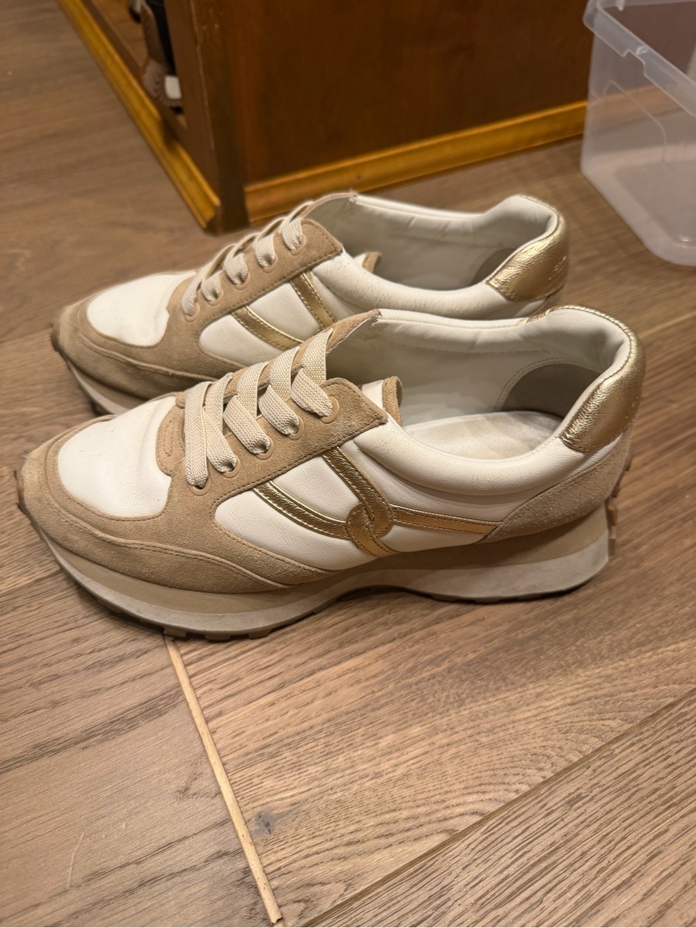 Veronica Beard Valentina Sneaker white, tan and gold size 8